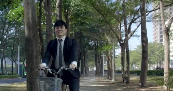 午前中は自転車に乗って都会の通りで働くビジネスマン — ストック動画