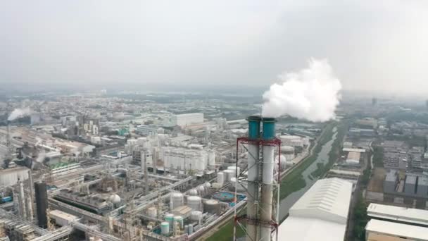 Aerial View Industrial Area Chemical Plant Smoking Chimney Factory — 비디오