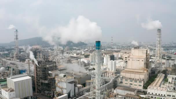 Kimya Fabrikasıyla Endüstriyel Alanın Havadan Görüntüsü Fabrikadan Baca Tüttürüyorum — Stok video