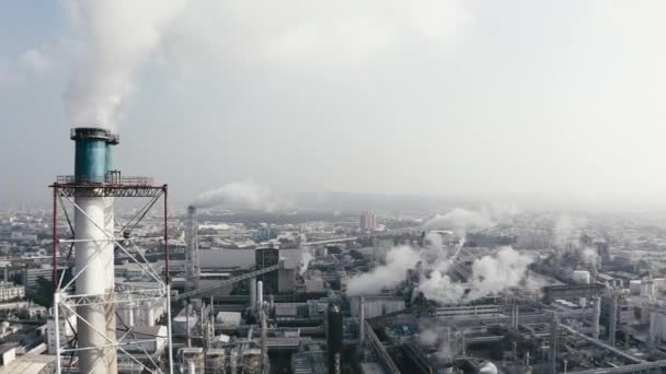 Vista Aérea Del Área Industrial Con Planta Química Chimenea Fumadora — Vídeo de stock