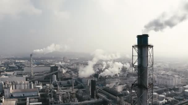 Luchtfoto Van Industriegebied Met Chemische Fabriek Rookschoorsteen Uit Fabriek — Stockvideo