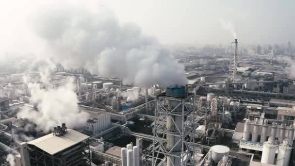 Luftaufnahme Des Industriegebiets Mit Chemieanlage Qualmender Schornstein Aus Fabrik — Stockvideo