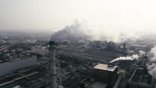 Αεροφωτογραφία Της Βιομηχανικής Περιοχής Χημική Μονάδα Καμινάδα Καπνίσματος Από Εργοστάσιο — Αρχείο Βίντεο