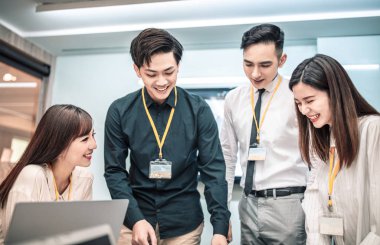 İş adamları konferans odasında toplanıyor.