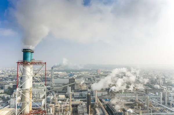 Vista aérea del área industrial con planta química. Chim fumar — Foto de Stock