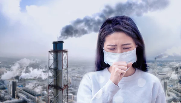 Mujer joven usar máscara con fondo de contaminación del aire —  Fotos de Stock