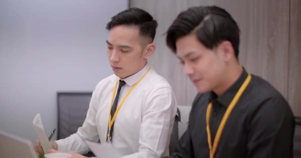 Mladí Asijští Podnikatelé Pracující Úřadu — Stock video