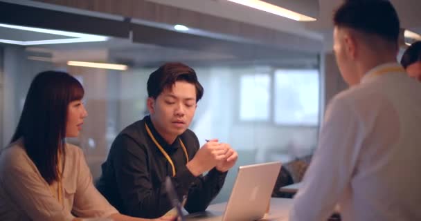 Ασιάτες Νέοι Επιχειρηματίες Που Εργάζονται Στο Γραφείο — Αρχείο Βίντεο