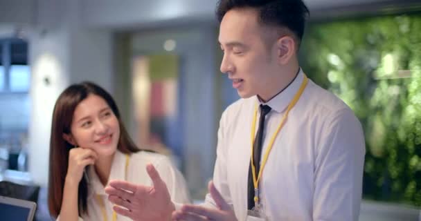 Asiatisk Ungdom Næringslivet Som Arbeider – stockvideo