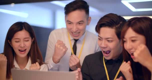 Asiatiska Unga Affärsmän Som Arbetar Kontoret — Stockvideo