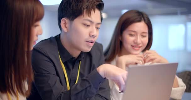 Asiatiska Unga Affärsmän Som Arbetar Kontoret — Stockvideo