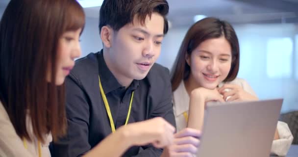 オフィスで働くアジア系の若者 — ストック動画