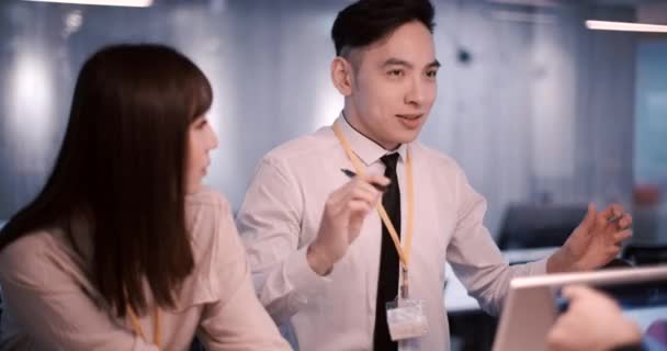 Ασιάτες Νέοι Επιχειρηματίες Που Εργάζονται Στο Γραφείο — Αρχείο Βίντεο