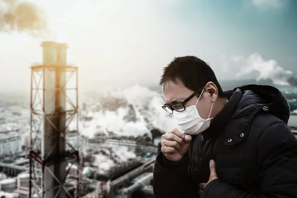 Uomo indossando maschera contro smog e inquinamento atmosferico fabbrica backgr — Foto Stock