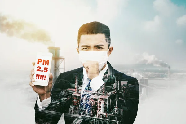 Smog na cidade. homem mostrando PM 2.5 alart no telefone móvel — Fotografia de Stock