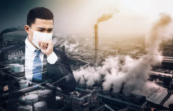 Uomo d'affari mascherato contro smog e inquinamento atmosferico facto — Foto Stock