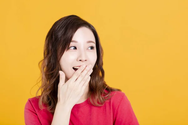 Joven hermosa mujer pensando mirando a un lado en copia en blanco —  Fotos de Stock