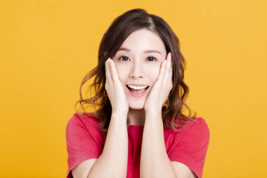 Şaşırtıcı jestleri olan genç Asyalı kadın.