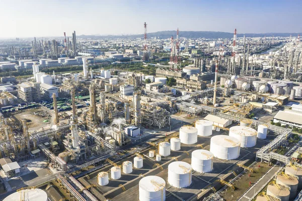 Vista aérea da área industrial com planta química — Fotografia de Stock