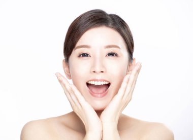 Temiz ve taze ciltli genç bir güzellik.