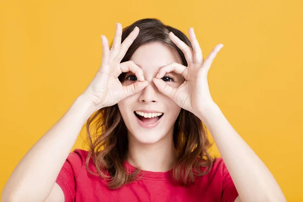 Nahaufnahme einer lächelnden Frau mit schauender Geste — Stockfoto