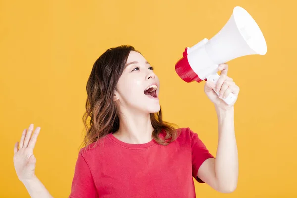 Animado jovem mulher com megafone — Fotografia de Stock