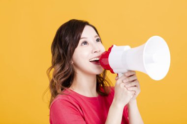 Megafonlu heyecanlı genç kadın