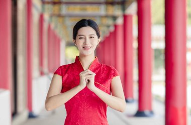Asyalı genç kadın eski geleneksel Çince Temp Giydir