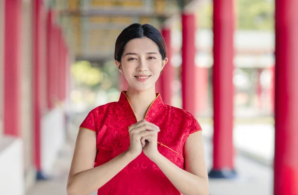 Mujer joven asiática en viejos vestidos chinos tradicionales en la Temp —  Fotos de Stock