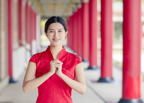 Asiatische junge Frau in alten traditionellen chinesischen Kleidern in der Temp — Stockfoto