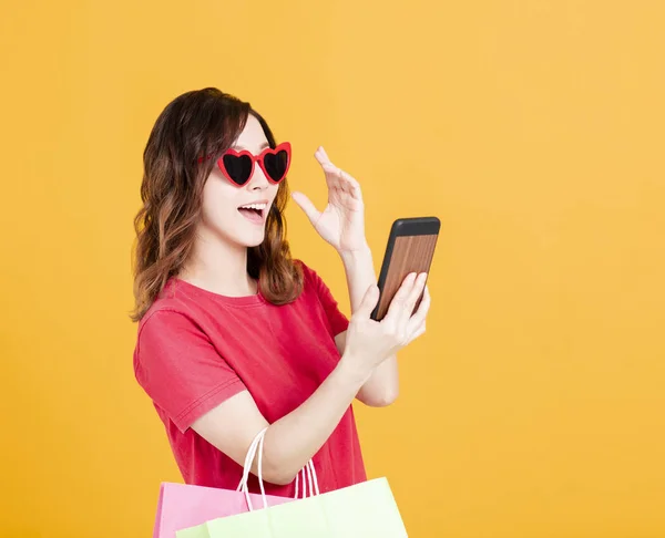 Šťastný mladý ženy sledování smartphone a nakupování — Stock fotografie