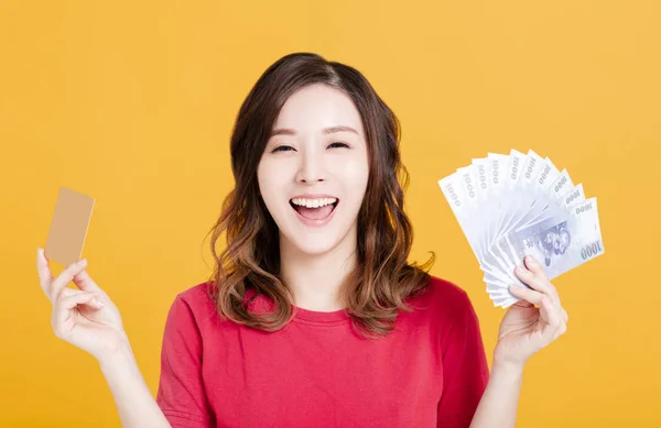 Glückliche junge Frau mit Geld und Kreditkarte. — Stockfoto