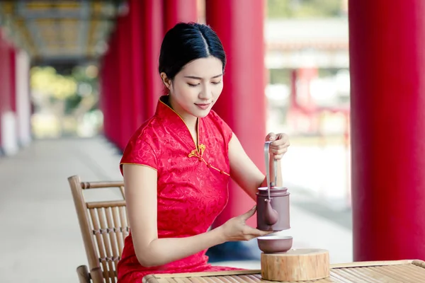 Mooie aziatische vrouw in oud traditioneel Chinees jurken drinki — Stockfoto