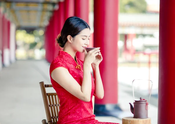 Bela mulher asiática no velho tradicional chinês vestidos drinki — Fotografia de Stock