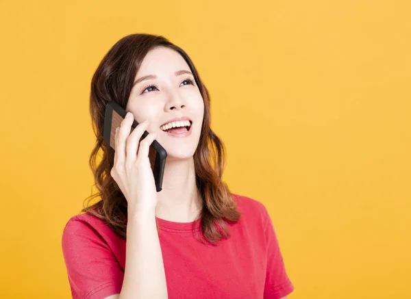 Mutlu genç bir kadın cep telefonuyla konuşuyor. — Stok fotoğraf