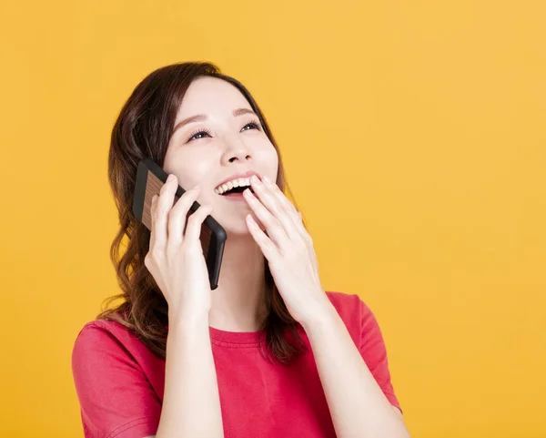 Šťastná mladá žena mluví na mobilním telefonu — Stock fotografie