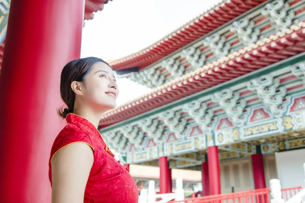 Aziatische jonge vrouw in het oude traditionele Chinees jurken in de Temp — Stockfoto