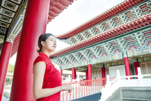 Азиатская молодая женщина в старых традиционных китайских платьях в темпе — стоковое фото