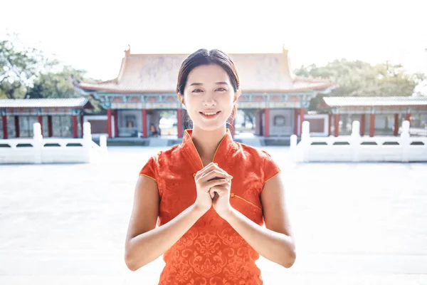 Asiatische junge Frau in traditionellen chinesischen Kleidern im Tempel — Stockfoto
