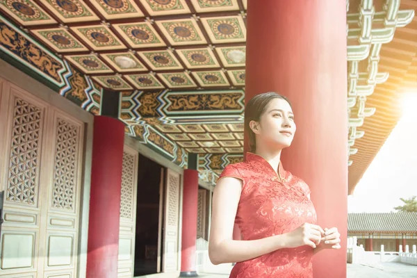 Азиатская девушка в традиционных китайских платьях в храме — стоковое фото