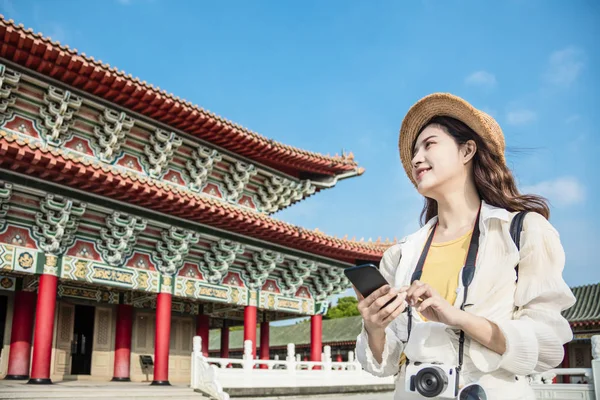 Toeristische vrouw met smartphone op zoek naar reisinformatie — Stockfoto