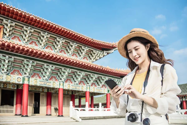 Tourist woman with smart phone searching for travel information — 스톡 사진