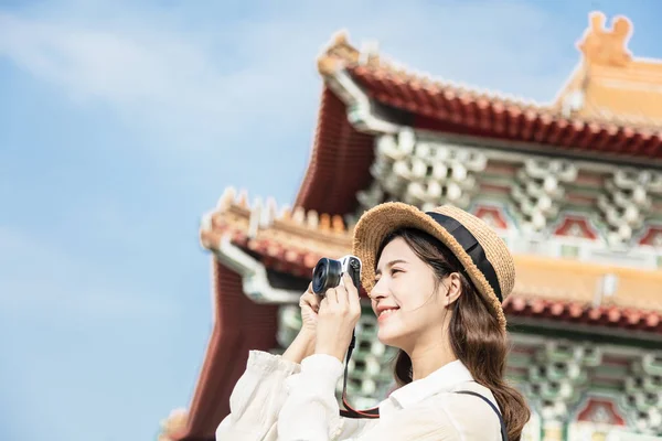 Asiática viajante feminino fotografando templos na Ásia — Fotografia de Stock