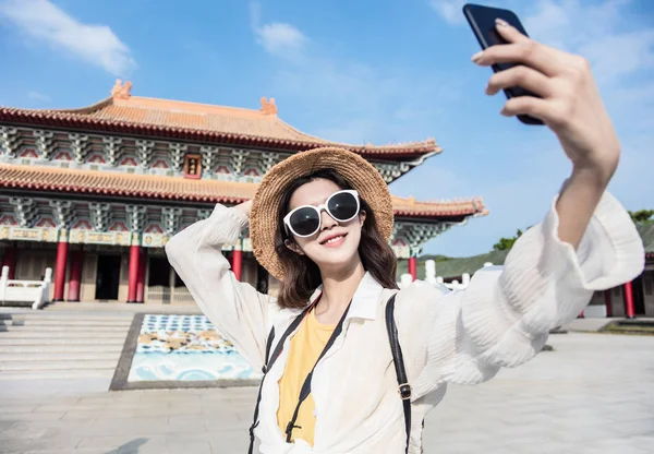 Mutlu Asyalı kadın gezgin selfie ve tapınak çekiyor. — Stok fotoğraf