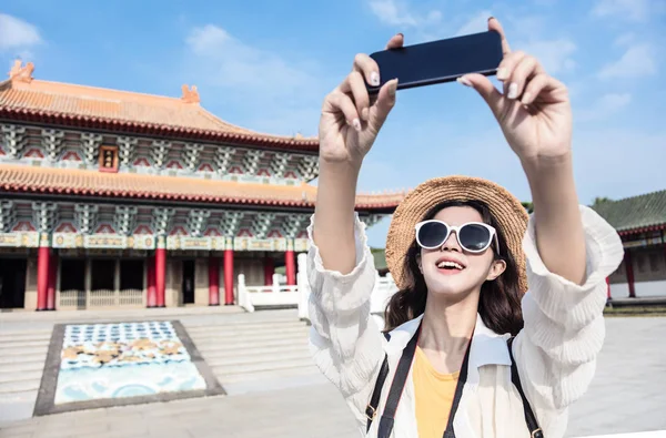 Feliz asiático feminino viajante tomando selfie e templo — Fotografia de Stock