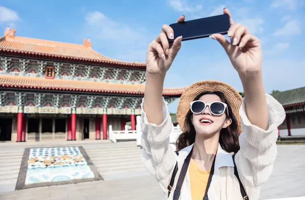 Felice viaggiatore femminile asiatico prendendo selfie e tempio — Foto Stock