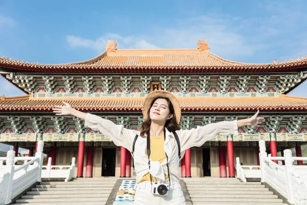Młoda kobieta Backpacker stoją przed tradycyjną chińską świątynią — Zdjęcie stockowe