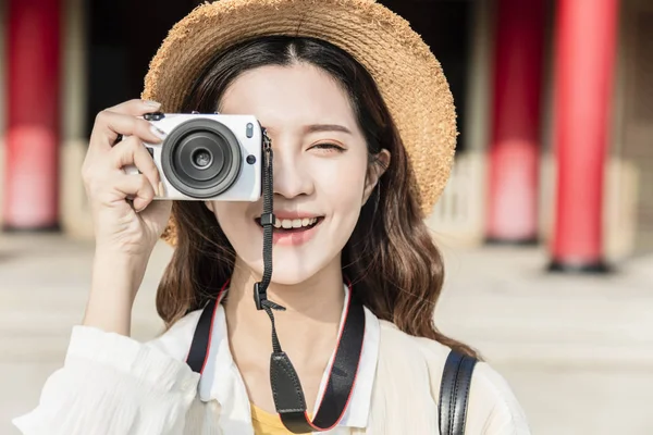 Asiático mujer viajero fotografiando templos en Asia — Foto de Stock