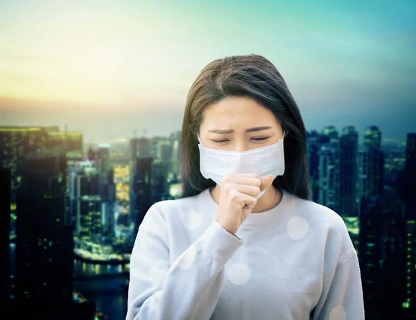 Asijské žena trpí kašel s obličejovou maskou ochranu — Stock fotografie