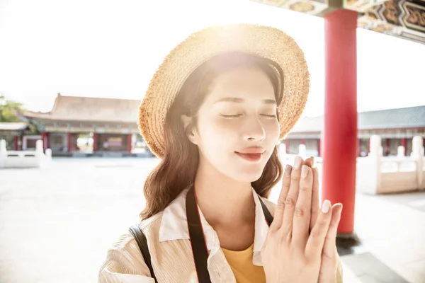 Tourist young woman praying at chinese temple — 스톡 사진